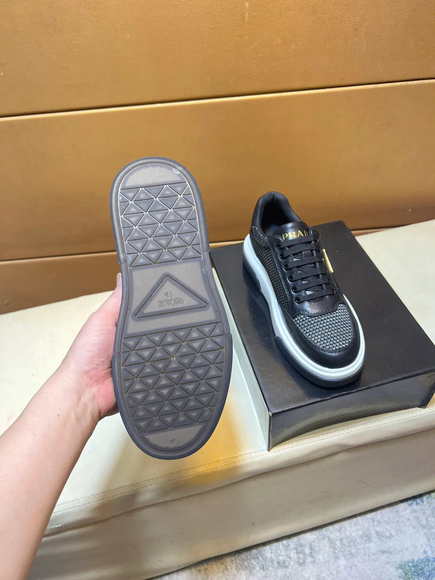 pp560💰👑👑《PRADA》【Classic Original Version】Prada: Top 🔝 Purchasing Agent 🔍🔍Sold at the latest men’s counter simultaneously, imported high-quality original version from Italy 🇮🇹: 🔝Brand silk calfskin·Shoe height, brand logo·Brand high mercerized canvas cloth·Tongue screen printing Brand logo: Prominent (high-end, extravagance, class), exquisite workmanship (imported Italian 🇮🇹 water-based mesh lining, 🐂cowhide feet), soles: original soles specially provided by the original factory, double-layer movable molding: transparent air cushion bottom, environmentally friendly, wear-resistant, ultra-light, comfortable, 🌲🌲🌲, real-life photos 🎬The real ones are more beautiful Flying code number 38-44